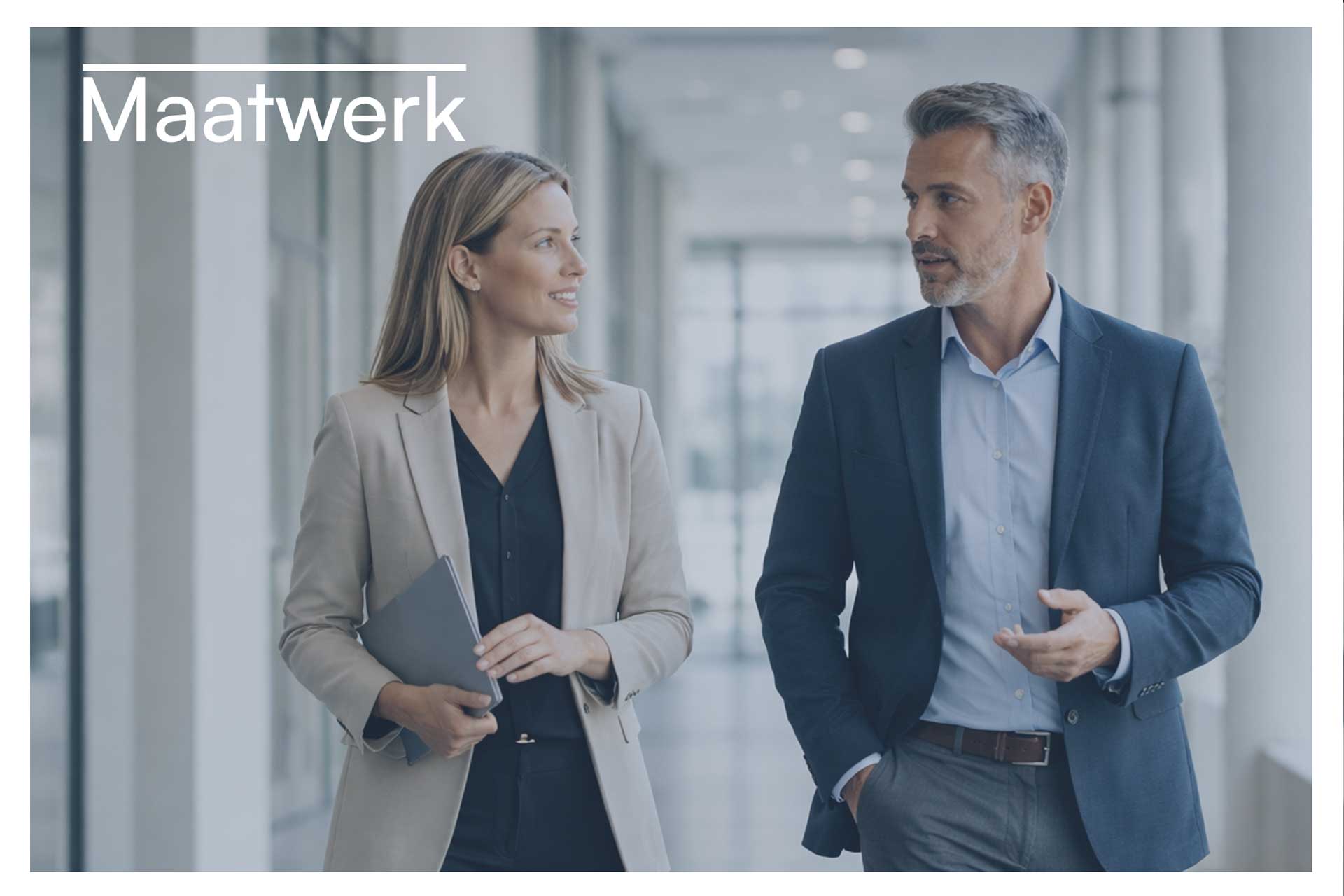 Twee professionals in gesprek over commercieel vraagstuk