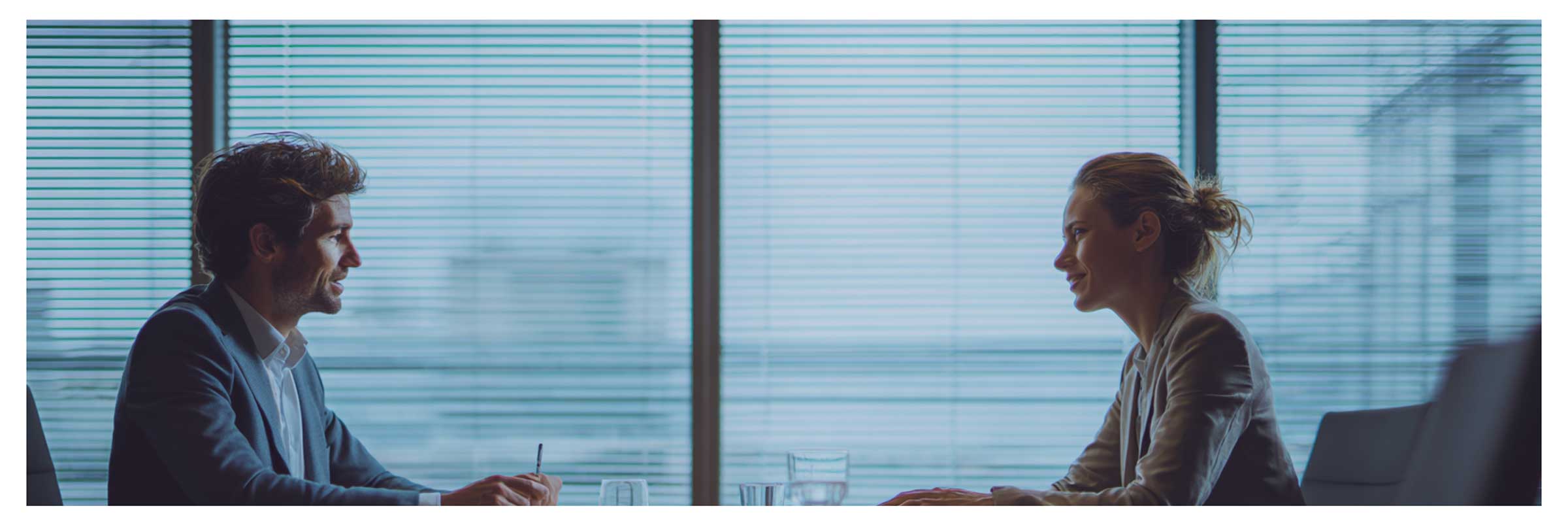 Sales coach bespreekt praktijkvragen met een commerciële professional in een individueel coachingstraject