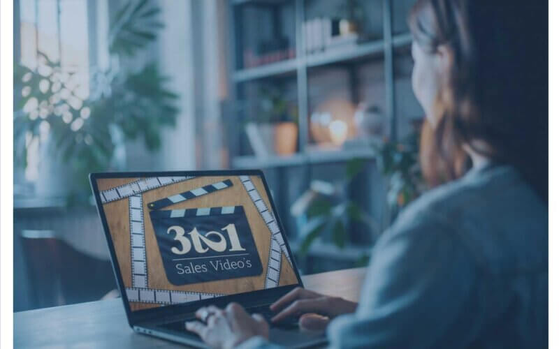 Salesprofessional bekijkt salesvideo’s op een laptop