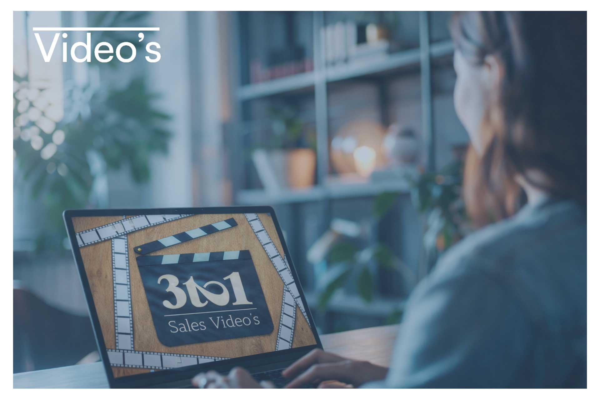 Professional bekijkt sales video’s van 3to1 op laptop in een werkomgeving.