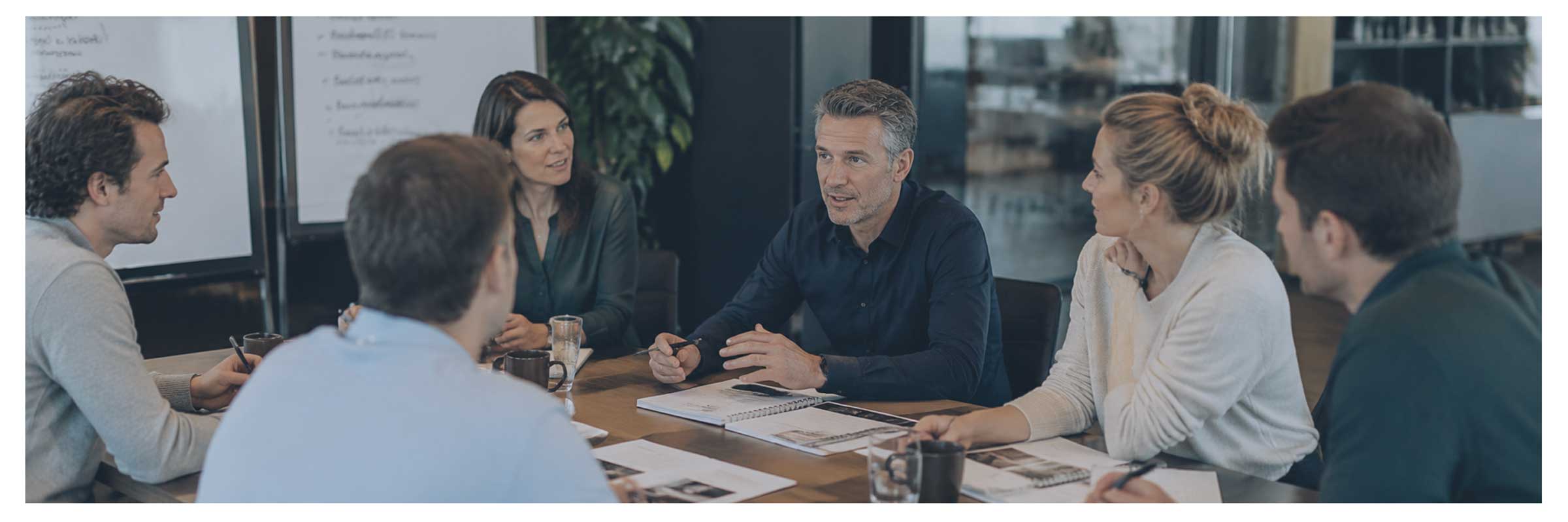 Salestrainer en commercieel team werken samen aan maatwerk salestraining en commerciële ontwikkeling