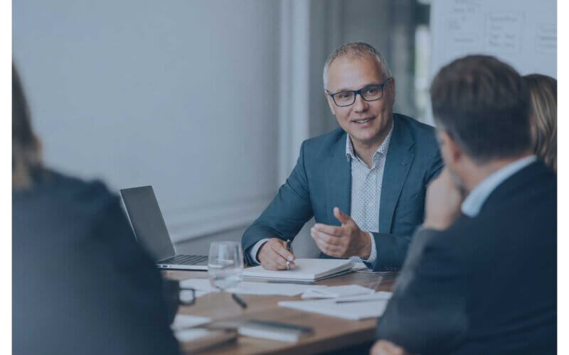 Harro Willemsen van 3to1 in gesprek met deelnemers over commerciële ontwikkeling