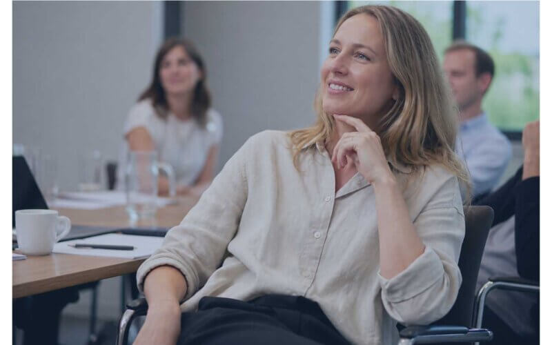 Deelnemers luisteren tijdens een salestraining van 3to1
